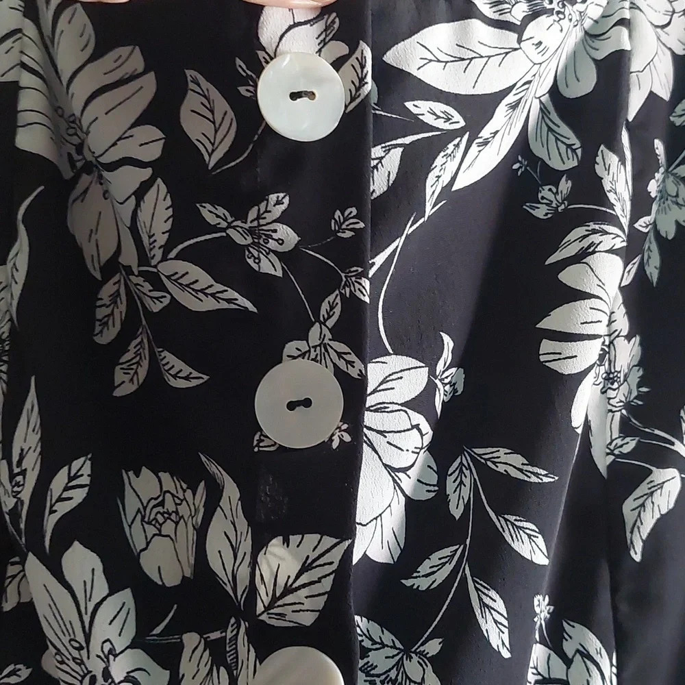 Black & White Floral shorts romper size Large euc - Picture 3 of 7